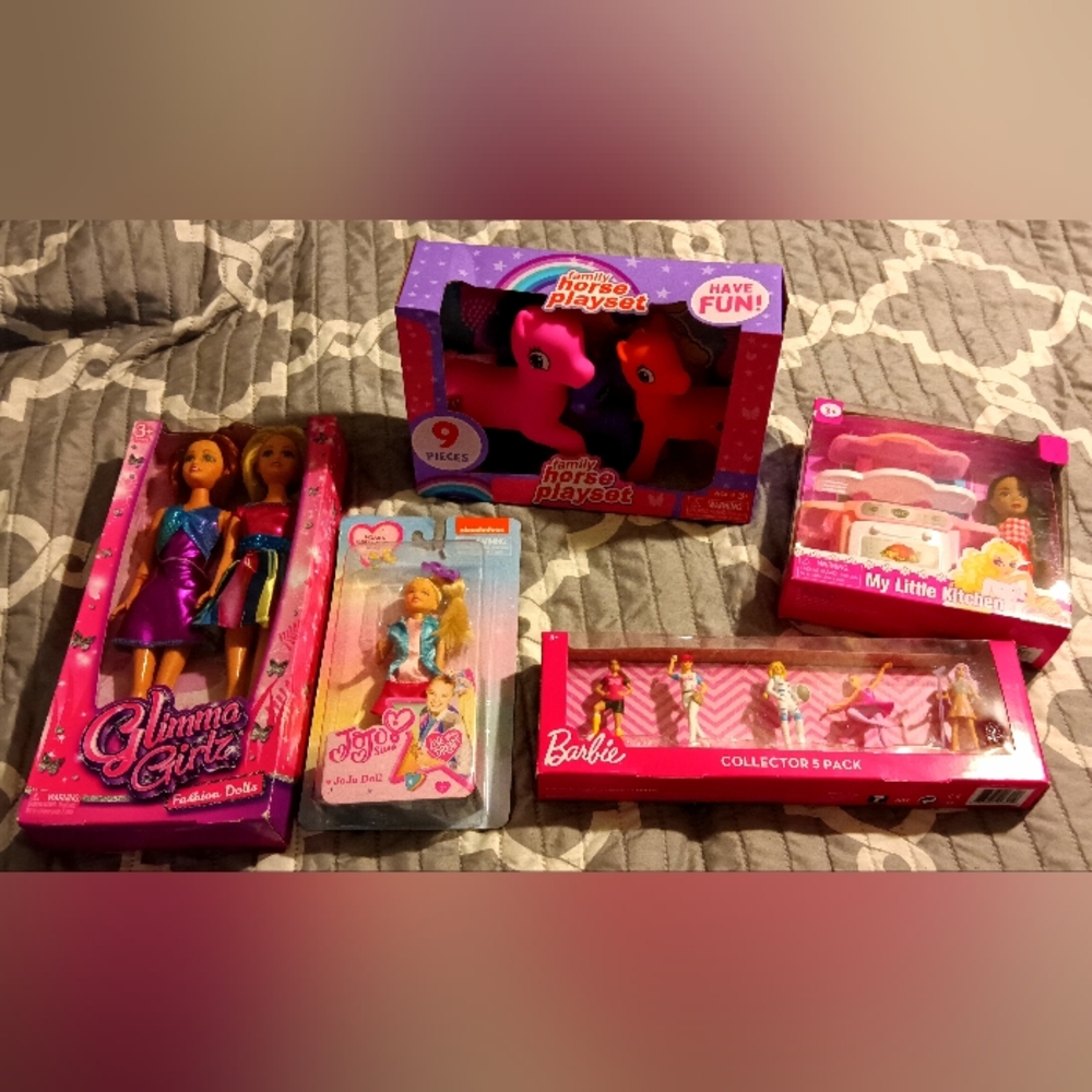 Barbie Dolls and Family Horse Playset